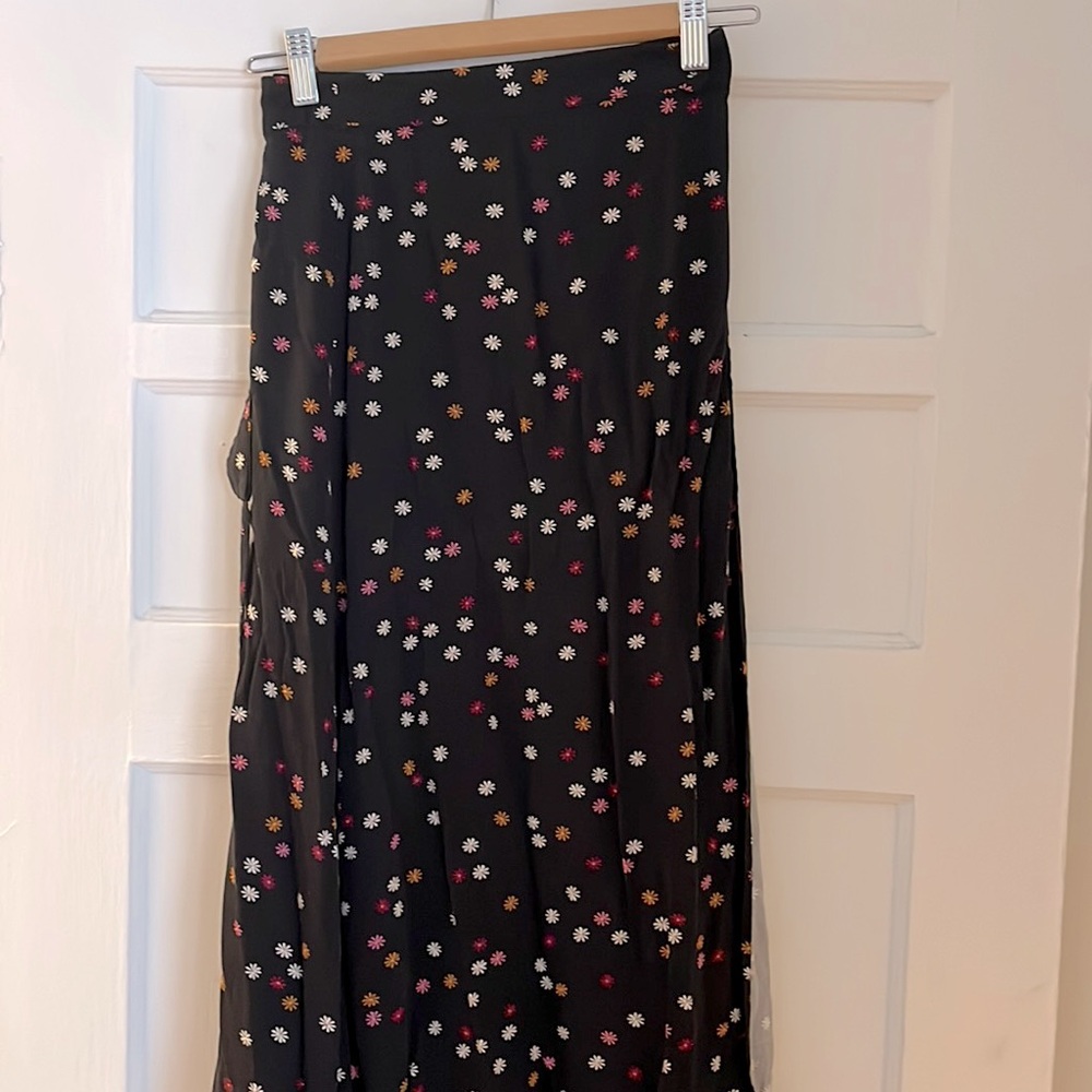 Rachel wrap skirt in daisy pattern
